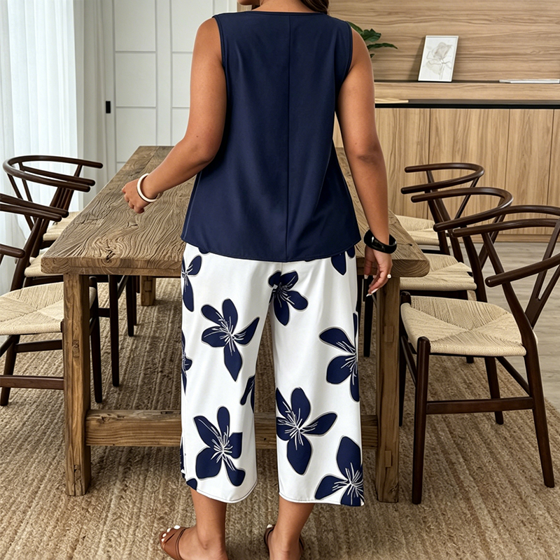 ✨ Women's outfit consisting of an asymmetric top and floral patterned capri trousers: versatile, colorful, and comfortable 🌺